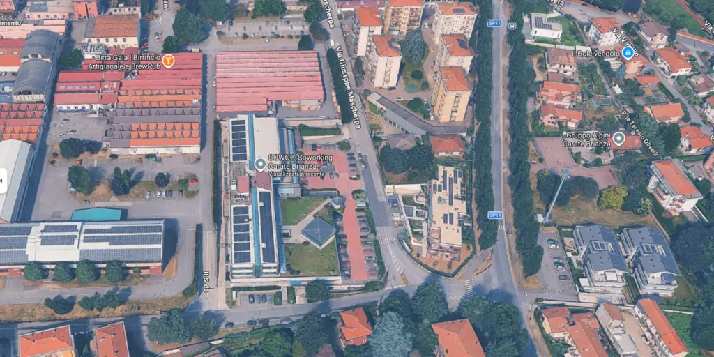 Mappa e vista dall'alto del complesso di Via Mascherpa 14 con le aree di sosta e il Coworking con parcheggio a Carate Brianza